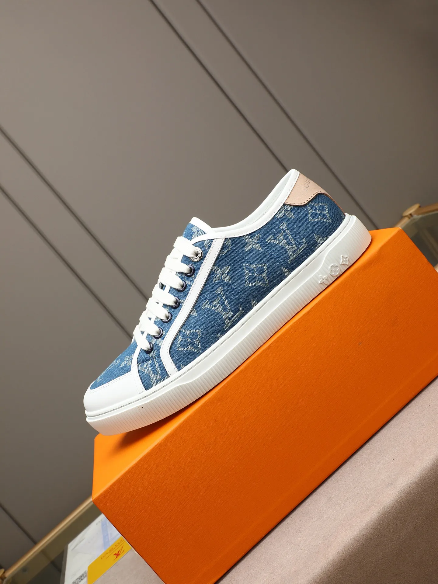 Men's Men's Shoes 💰440 𝐋𝐨𝐮𝐢𝐬 𝐕𝐮𝐢𝐭𝐭𝐨𝐧 𝟮𝟬𝟮𝟱/𝐬𝐬 Louis Vuitton's new spring and summer casual sports sneakers have a youthful atmosphere and are very youthful on the feet! Comfortable and light on the feet! The color is also very youthful! The upper is exclusively decorated with LV accessories! Make the whole shoe more flexible! The special electro-printed logo on the upper has a sense of design and is super recognizable! Beautiful and generous! ! It’s super easy to walk on! Specific denim surface material, sheepskin lining, original molded outsole Size: 38-44 (45 customized)